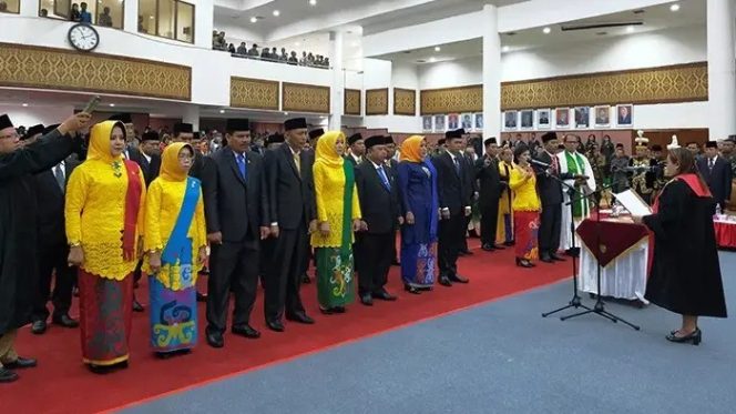 
					Ilustrasi puluhan Anggota DPRD terpilih, saat dilantik dan diambil sumpah.