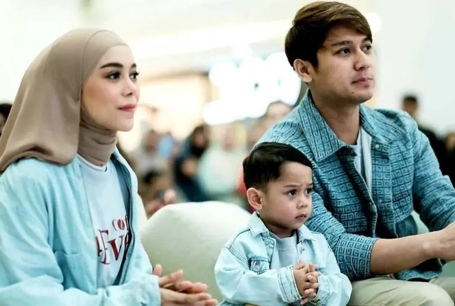 
					Rizky Billar menunjukkan kemarahannya setelah anaknya, Muhammad Levian Al Fatih Billar, dibandingkan dengan anak lain terkait nominasi Infotainment Awards 2024. foto:IST