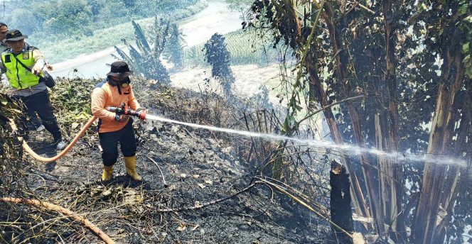 
					
Pemerintah Kabupaten OKU Selatan bersama BPBD melakukan patroli dan pengecekan titik api di wilayah OKU Selatan sebagai langkah pencegahan kebakaran hutan dan lahan. Foto: BPBD OKUS