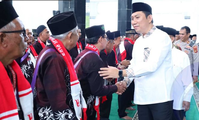 
					Pelepasan dilakukan oleh Bupati H. Popo Ali Martopo di Masjid Agung Al Muhtadin, Muaradua, dengan pesan agar para jamaah menjaga kesehatan selama perjalanan dan mendoakan kemakmuran daerah. Foto: DIskominfo OKUS