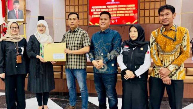 
					KPU OKU Selatan menerima surat keterangan hasil pemeriksaan kesehatan dari Rumah Sakit Mohammad Hoesin (RSMH) Palembang pada Rabu, 4 September 2024. Foto: KPU OKUS