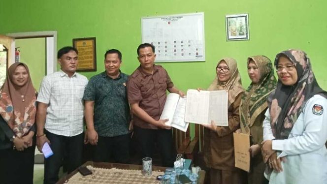 
					Bawaslu OKU Selatan turut melakukan pengawasan langsung terhadap proses verifikasi faktual keabsahan ijazah bakal pasangan calon (Paslon) Bupati dan Wakil Bupati OKU Selatan tahun 2024. FOTO: IST