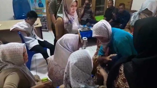 
					Ratusan siswa dan guru SMAN 1 Sindang Danau, OKU Selatan, menggelar demo di kantor Camat pada 26 September 2024.  (foto; IST)