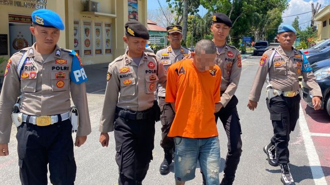 
					Anggota Mapolres OKU Selatan saat menggiring tersangka pencurian di wilayahBumi Agung Muaradua. (foto: IST)