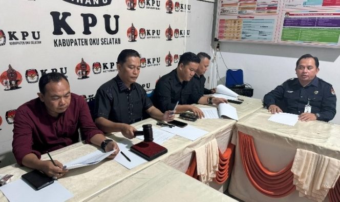 
					Ketua dan para komisioner KPUD OKU Selatan saat menggelar rapat penetapan. (foto: IST)
