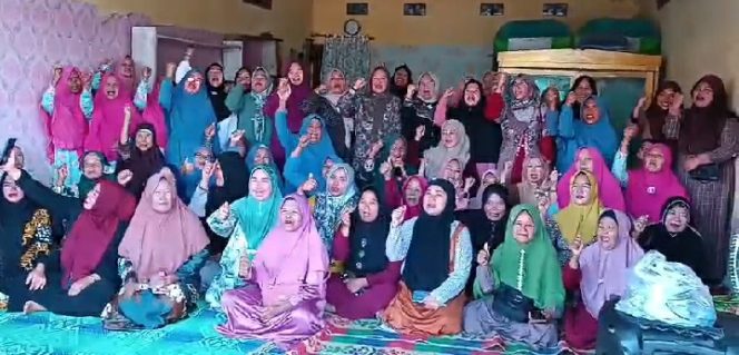 
					Para ibu-ibu Desa Karet Jaya, Kecamatan Buay Pemaca, Kabupaten OKU Selatan, menyatakan dukungan penuh untuk pasangan Bacalon Bupati Abusama Misnadi dan calon wakil bupati OKU Selatan dalam Pilkada 2024.  Foto: IST