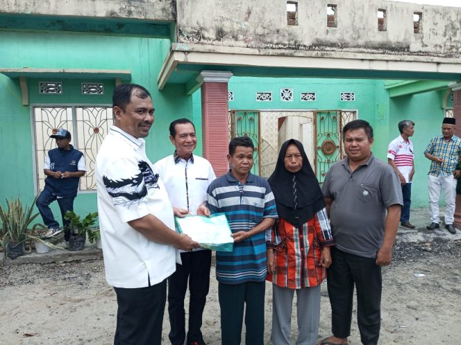 
					Pasangan Abusama, SH – H. Misnadi bersama rombongan mengunjungi A. Wanda, korban kebakaran di Desa Sukanegeri, Kabupaten OKU Selatan, Sumatera Selatan pada 11 September 2024. Foto: REN Narasinews