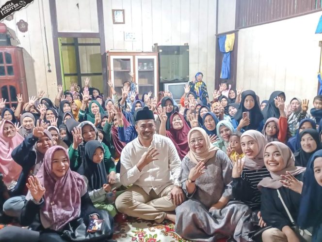 
					Pasangan Calon Bupati OKU Selatan Abusama, bersama istri Yohana Yudha Yanti saat menyapa masyarakat sekitar. (Foto: IST)