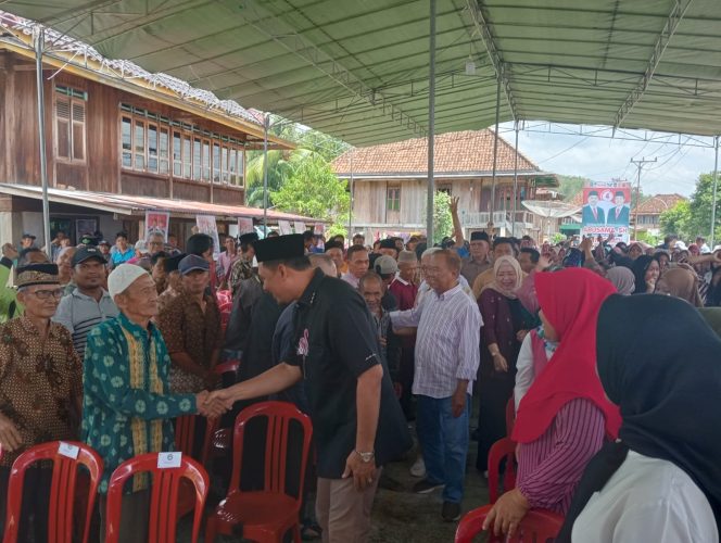 
					Abusama bersama H. Muhtadin Sera'i saat menyapa warga di desa Jagaraga.(foto: IST)