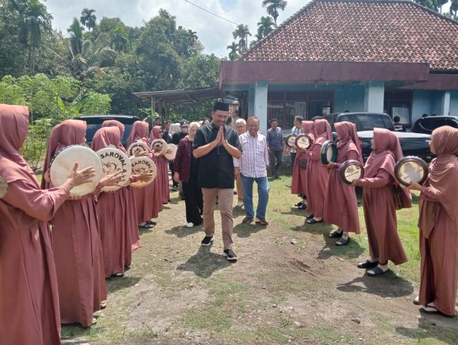 
					Abusama Misnadi, calon Bupati OKU Selatan, resmi mengukuhkan tim kemenangan di Kecamatan Buana Pemaca. Acara ini dihadiri ratusan relawan serta tokoh masyarakat.  (foto: IST)