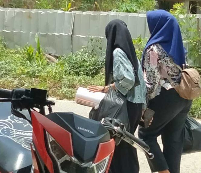 
					Warga Kecamatan Warkuk Ranau Selatan dan Mekakau Ilir, OKU Selatan, merasa resah akibat aksi kelompok wanita yang berkeliling membagikan souvenir seperti kalender dan mangkuk, dengan imbalan fotokopi Kartu Keluarga (KK). (foto: IST)