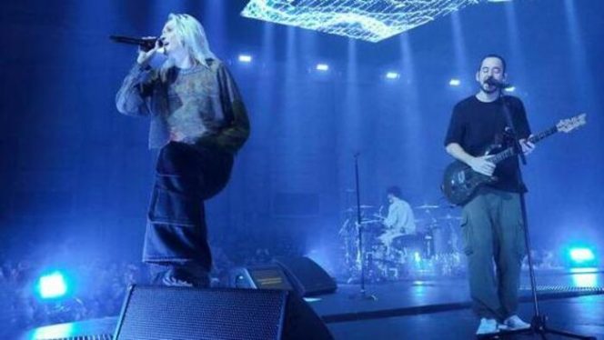 
					Emily Armstrong, vokalis dari band Dead Sara, secara resmi bergabung sebagai co-vocalist menggantikan almarhum Chester Bennington, sosok ikonik yang meninggalkan jejak mendalam dalam sejarah musik rock dunia. -Foto : IST