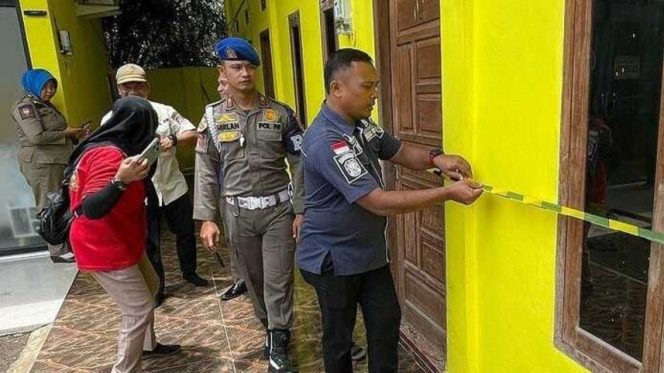 
					Satpol PP Kabupaten Banyuasin menutup operasional sebuah penginapan di Kelurahan Kedondong Raye setelah penggerebekan yang melibatkan oknum Ketua PPS dan kekasihnya.  Foto: Sumeks
