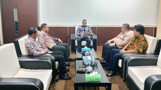 
					Pemkab OKU Selatan resmi menunjuk dr. Agus Arief Wijaya sebagai Pelaksana Tugas (Plt.) Direktur RSUD OKU Selatan, menggantikan dr. Erick Destiano yang mengundurkan diri dari jabatannya. (foto: DIskominfo OKUS)