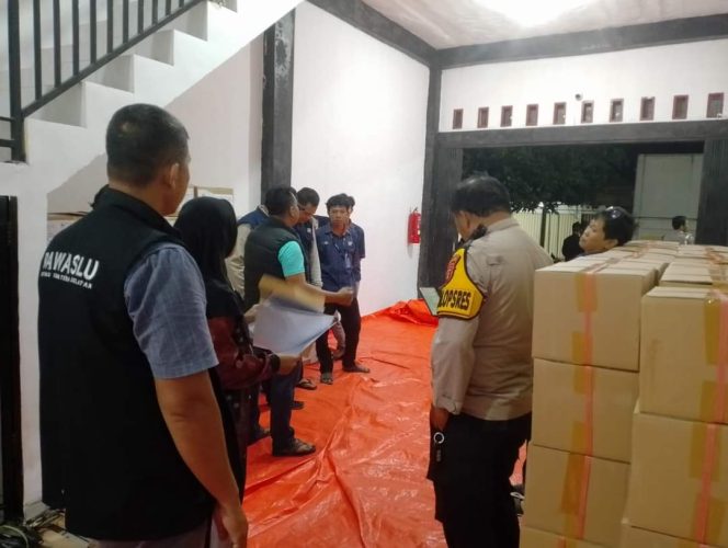 
					Sebanyak 315.856 surat suara untuk Pemilihan Gubernur Sumsel 2024 telah tiba di OKU Selatan pada 19 Oktober 2024. (foto:IST)