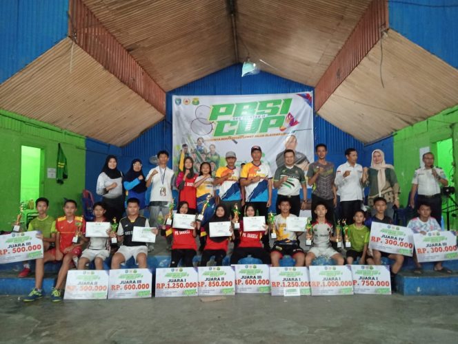 
					Foto bersama para pemenang di Kejuaraan Bulutangkis PBSI CUP II OKU Selatan yang berlangsung di Gedung Gepora Hall Muaradua. (foto: PBSI OKUS)