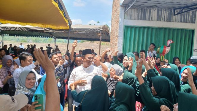 
					Pasangan calon Bupati OKU Selatan, Abusama dan Misnadi, mengukuhkan 600 anggota tim pemenangan di Zona III, Kecamatan Buay Pemaca, pada 4 Oktober 2024.  (foto: Narasinews.co)