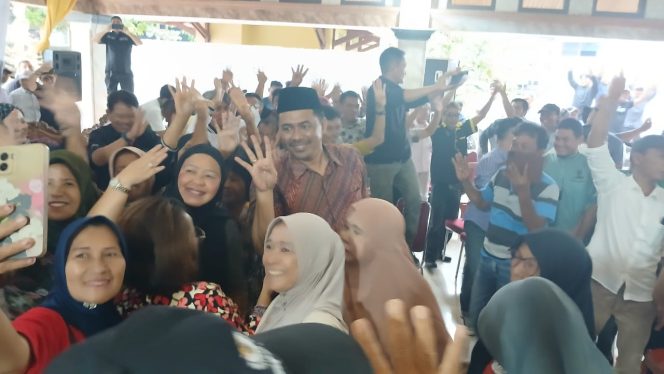 
					Abusama berfoto bersama dengan  ratusan warga Kecamatan Muaradua, tepatnya di Hotel Samudera pada Sabtu, 5 Oktober 2024. (foto: narasinews)