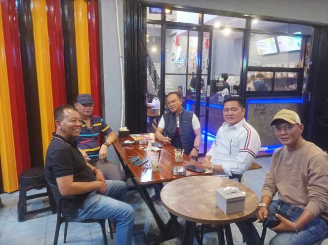 
					Kegiatan silaturahmi ini berlangsung di Café Kenzo, Muaradua, dihadiri oleh Wakapolres, Kakan Kemenag, dan jajaran Polres OKU Selatan. (foto: Polres OKUS)