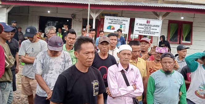 
					Puluhan warga Desa Tunas Jaya, OKU Selatan, saat mendatangi kantor PT Paramitra Mulia Langgeng (PT PML) setelah pondok milik salah satu warga dirusak dan dibakar. (foto: Narasinews)