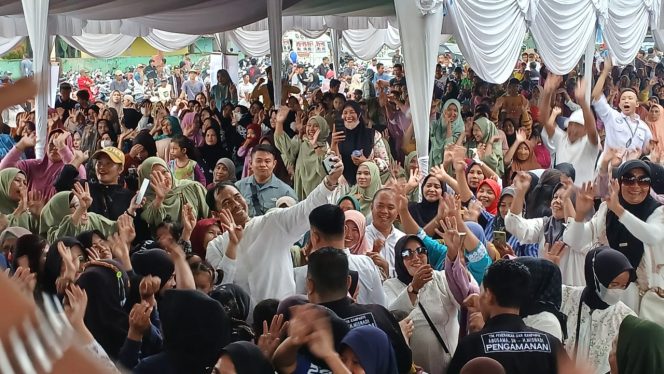 
					Abusama, calon Bupati OKU Selatan, berjanji untuk melebarkan jalan lintas dua arah di Kecamatan Simpang jika terpilih pada Pilkada 2024.  (foto: Narasinews.co)