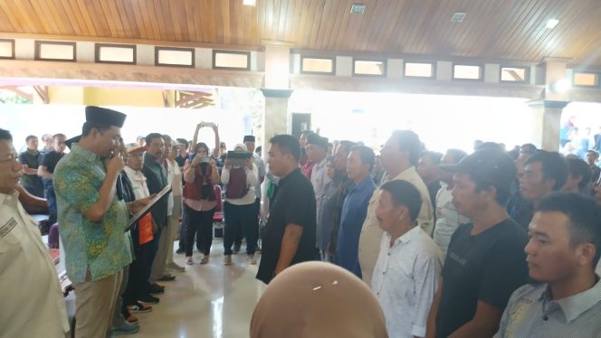 
					Ribuan tim pemenangan pasangan calon Bupati dan Wakil Bupati OKU Selatan, Abusama-Misnadi (ABDI), resmi dikukuhkan di Kecamatan Muaradua. (foto: Narasinews.co)