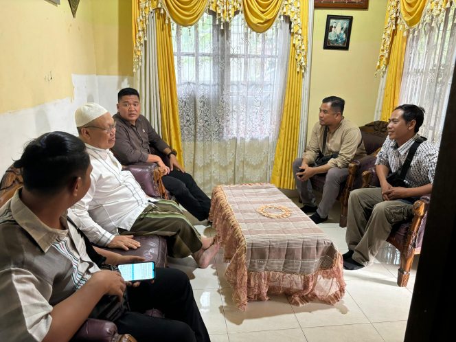 
					Kasat Intelkam Polres OKU Selatan, IPTU Arie Gusman, S.E., M.M., bersilaturahmi dengan tokoh agama Kecamatan Buay Pemaca, Ustad H. Ramlan Muid, pada Rabu (30/10).  (foto: Polres OKU Selatan)