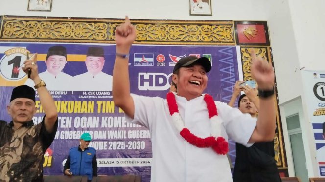 
					H. Herman Deru Calon Gubernur Sumsel saat menghadiri pelantikan TKK OKU Selatan, di gedung Kesenian Muaradua. (foto: Narasinews)