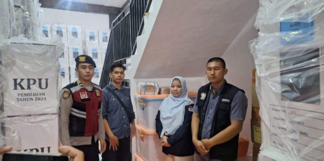 
					
KPUD OKU Selatan menjemput kekurangan surat suara Pilgub Sumsel dan Pilbup OKU Selatan di Boyolali, Jawa Tengah. (foto: IST)