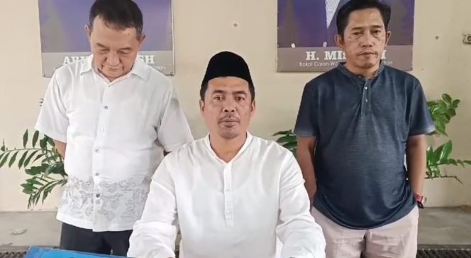 
					Abusama saat memberikan penjelasan di kediamannya Jumat 29 November 2024. 