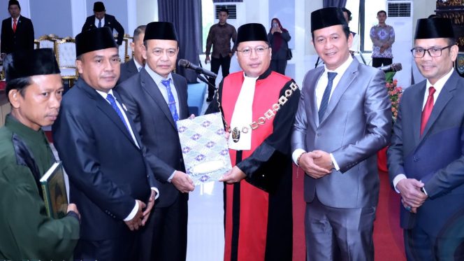 
					Foto Bersama di Rapat Paripurna Istimewa DPRD Kabupaten Ogan Komering Ulu Selatan pada 15 Februari 2025 dimana agendanya melantik Isdan sebagai Ketua DPRD dan Nopriansyah sebagai PAW Anggota DPRD.  (foto: Diskominfo OKUS)