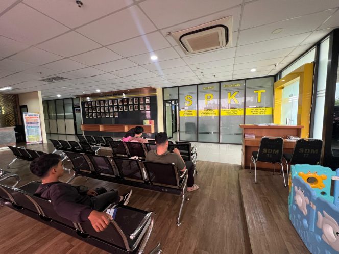 
					Korban saat melaporkan kejadian ke SPKT Polres Metro Bekasi. Foto: Narasinews.co