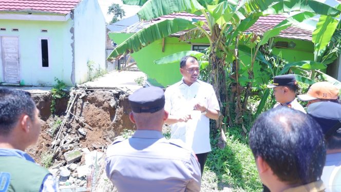 
					Bupati OKU Selatan Tinjau Lokasi Longsor di Perumahan HKS 1 Kecipung Muaradua