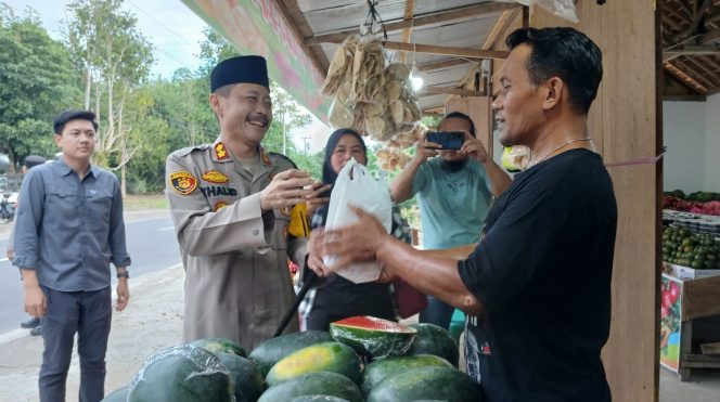 
					Bentuk Kepedulian Bulan Ramadhan, Polres OKU Selatan Bagikan Takjil Ke Masyarakat