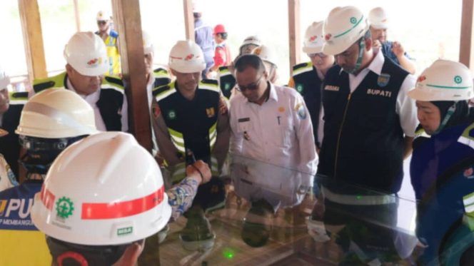 
					Bupati OKU Selatan Tinjau Proyek Bendungan Tiga Dihaji dan Salurkan Bantuan untuk Korban Kebakaran di Desa Kemu