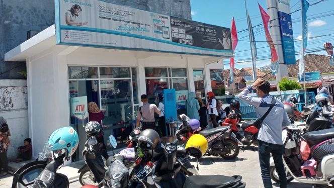 
					Aktivitas nasabah saat melakukan transaksi di ATM Bank Sumselbabel Muaradua OKU Selatan. (foto: IST)