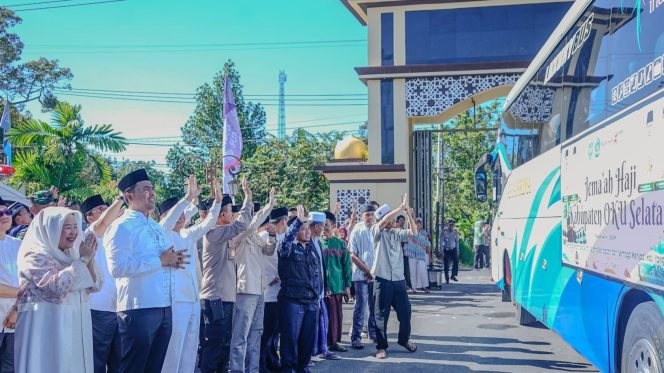 
					Bupati OKU Selatan, Abusama, S.H., saat melepas keberangkatan  jamaah calon haji di Aula Islamic Center Muaradua.  (foto: Diskominfo OKUS)