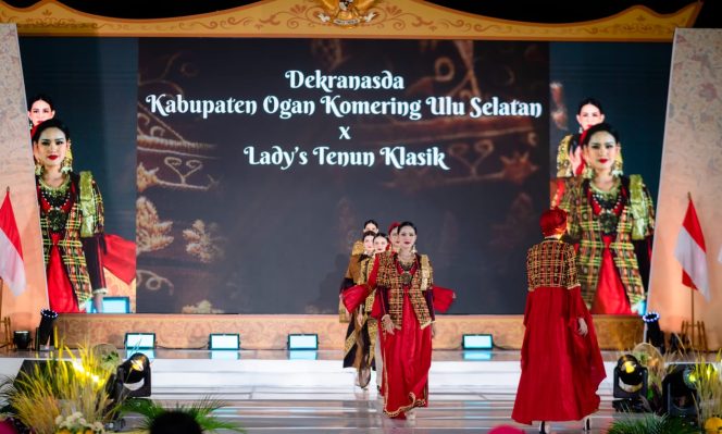 
					Pagelaran busana kolaboratif antara Ladys Tenun Klasik dan Dekranasda OKU Selatan, yang sukses menampilkan keanggunan kain tradisional Kawai Kanduk dalam gelaran fashion show di The Sultan Convention Center, Kamis (26/6/2025).