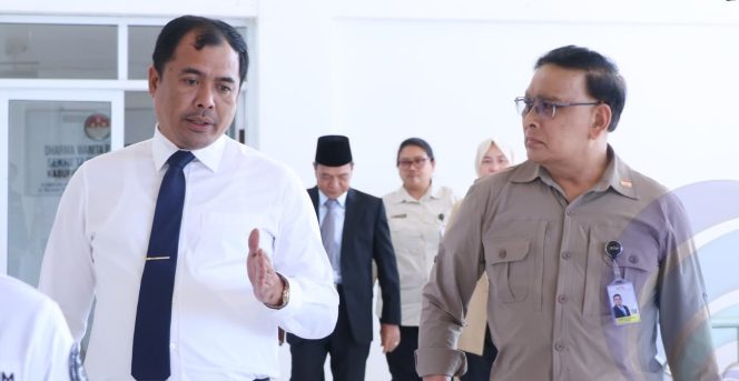 
					Bupati Ogan Komering Ulu (OKU) Selatan, Abusama, S.H., tampak berbincang dengan tim Deputi III Kantor Staf Presiden Republik Indonesia. Foto: Diskominfo OKUS