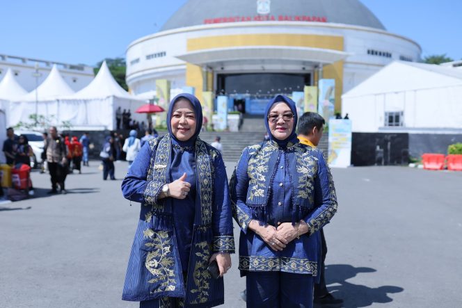 
					Ketua Dekranasda OKU Selatan, Yohana Yuda Yanti Abusama, di dampingi Staf Ahli TP PKK OKU Selatan, Sumiyati Misnadi saat menghadiri puncak peringatan HUT ke-45 Dekranas di Balikpapan, Kalimantan Timur. 