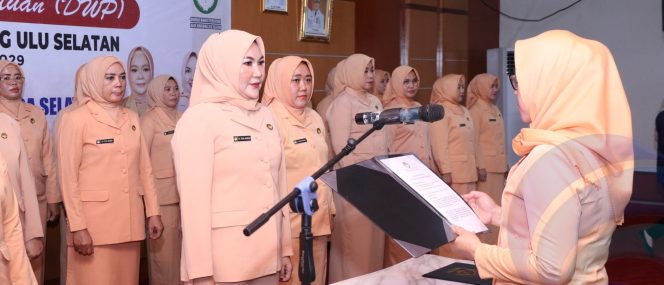 
					Ny. Fera Andriani Rahmattullah resmi menjabat sebagai Ketua DWP OKU Selatan bersama jajaran pengurus lainnya. 