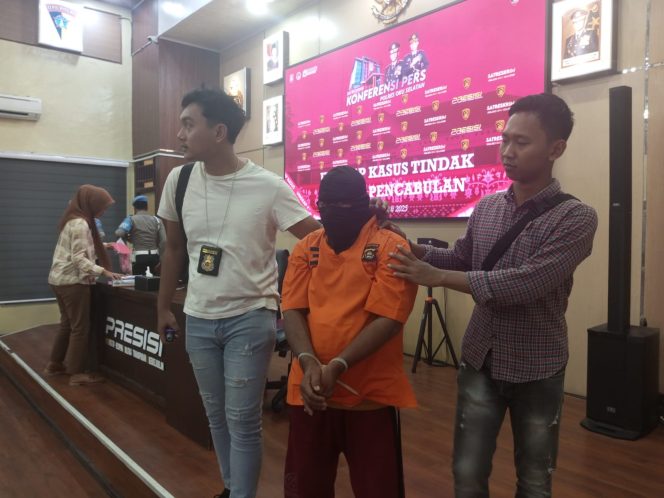 
					Tersangka saat digiring anggota Polres OKU Selatan.