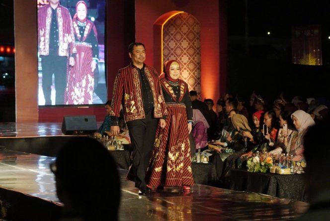 
					Bupati OKU Selatan Abusama, S.H. bersama Ketua Dekranasda Kabupaten OKU Selatan Yohana Yuda Yanti Abusama saat tampil di Malam Budaya Swarna Songket Nusantara 2025.