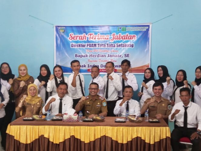 
					Acara serah terima jabatan berlangsung di Aula Kantor PDAM Tirta Saka Selabung, Muaradua, Senin (4/8/2025).