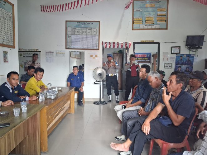 
					Puluhan warga Lingkungan VII Pasar Lama Ulu, Kelurahan Bumi Agung, Kecamatan Muaradua saat menyampaikan aspirasi di Kantor Lurah, Jumat (19/9/2025).