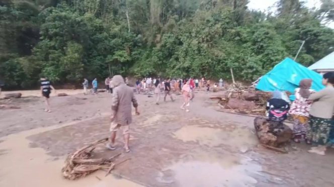 
					Tiga Warga Tewas Akibat Banjir Bandang di Sindang Danau, OKU Selatan