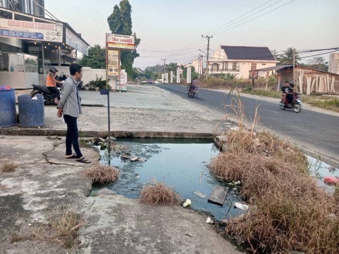 
					Penampakan Genangan air kotor di pinggir jalan poros Batu Belang Jaya, Muaradua, OKU Selatan hingga saat ini. (foto: Narasinews.co)