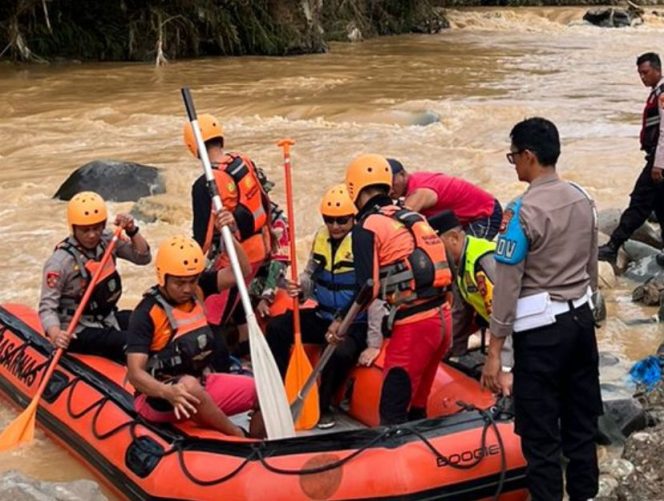 
					Seorang warga hilang terseret arus Sungai Are pasca banjir bandang di OKU Selatan. Kapolres bersama tim gabungan turun langsung memimpin pencarian hingga malam hari.