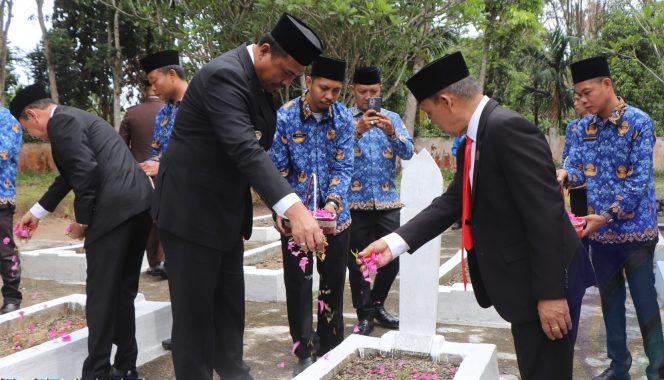 
					Bupati Abusama Hadiri Upacara Ziarah Nasional dan Tabur Bunga Hari Pahlawan 2025 di Buay Rawan