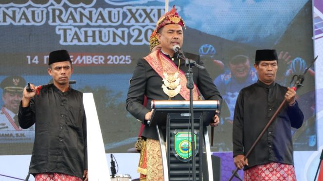 
					Bupati Ogan Komering Ulu Selatan, Abusama, S.H., saat membuka langsung Festival Danau Ranau (FDR) 2025 Jumat (14/11/2025)